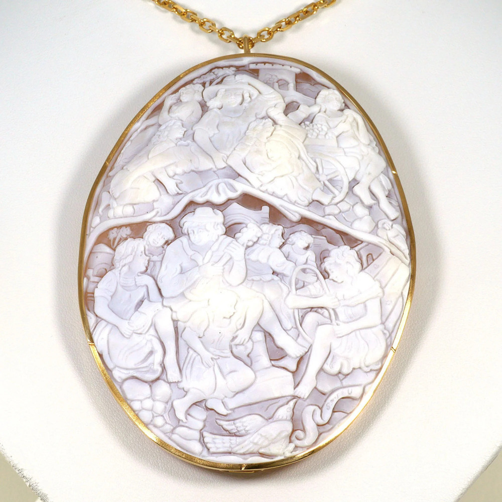 18K (18-karat) Yellow Gold Necklace with Shell Cameo and Card Design, Total W...